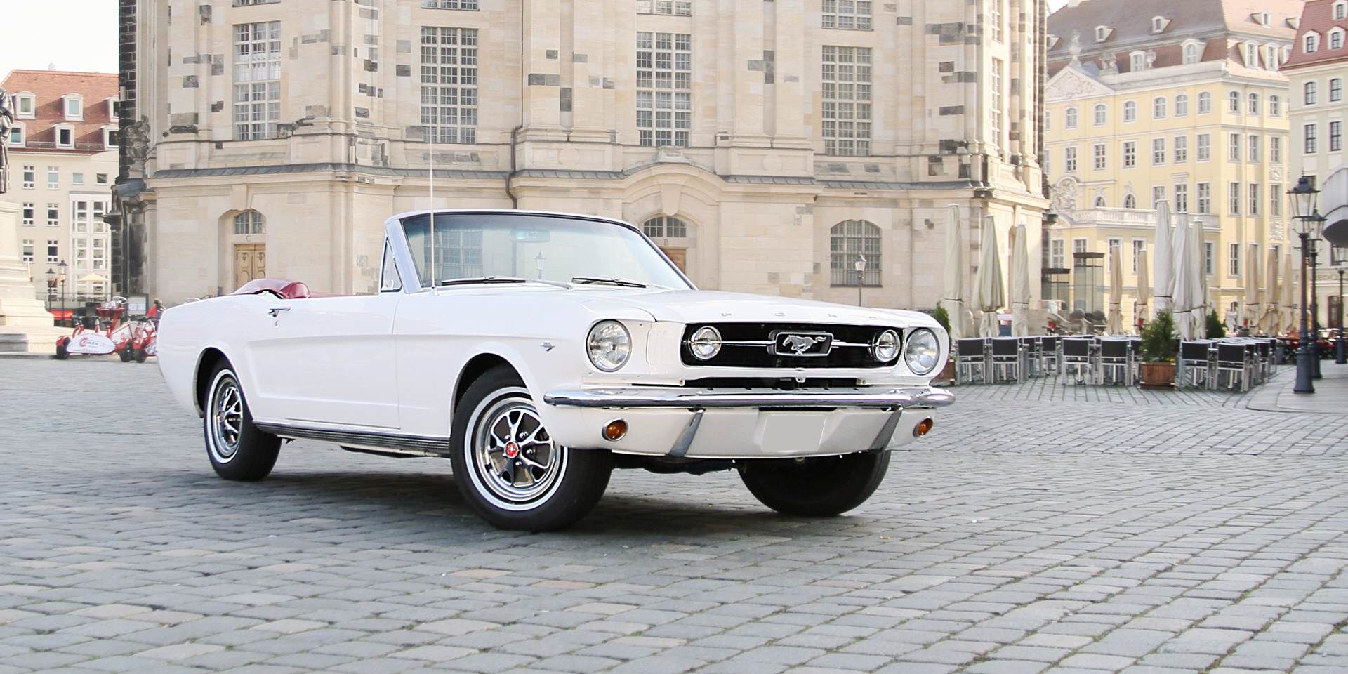 Ford Mustang Cabruio in weiß vor der Frauenkirche