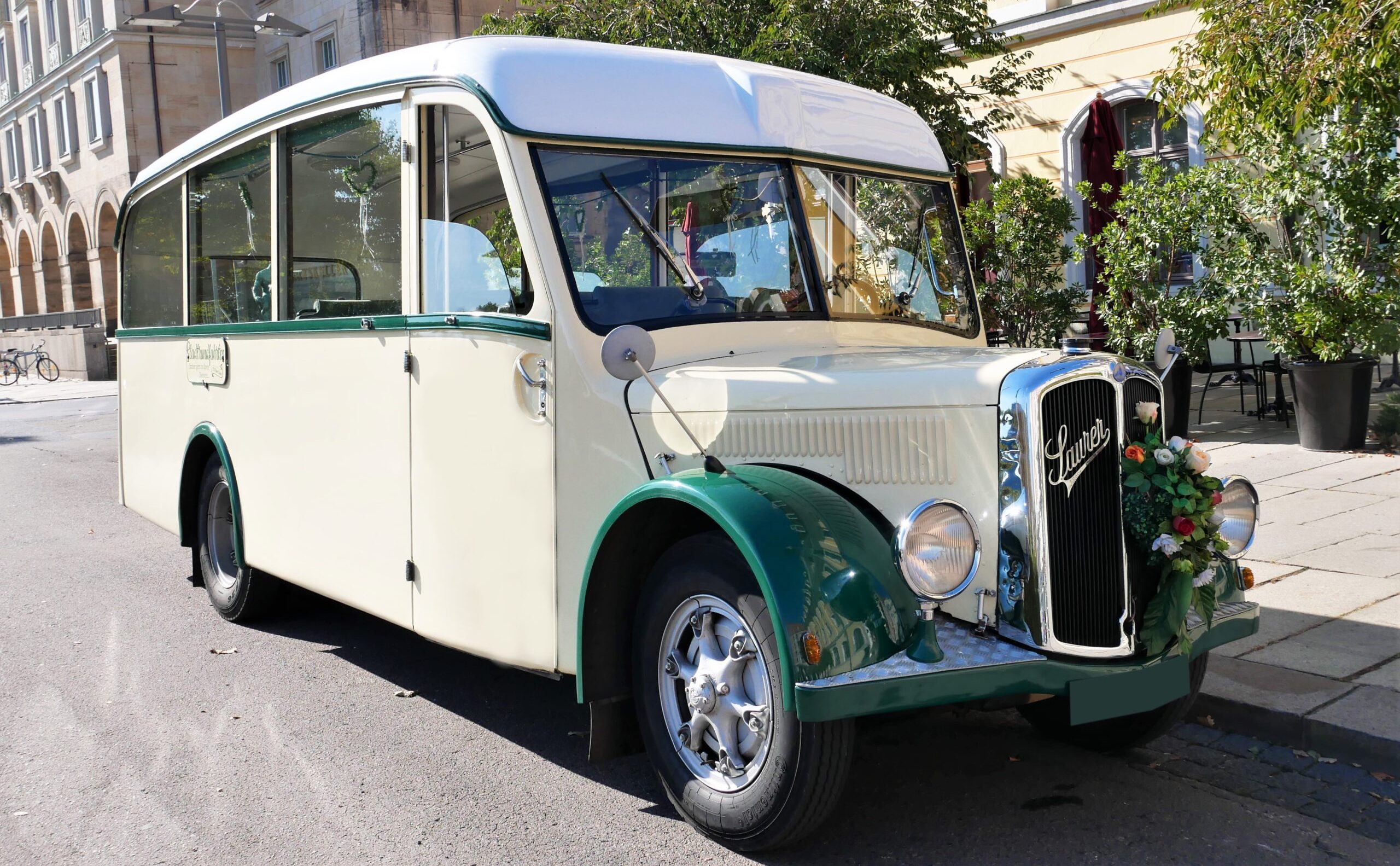 Trauung im Oldtimerbus Saurer für 22 Gäste