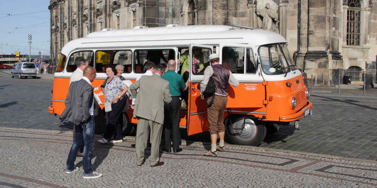 Oldtimerbus Robur zur Stadtrundfahrt in Dresden