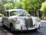 Mercedes Ponton Hochzeitsauto Mercedes mit Blumenschmuck