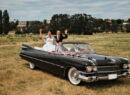 Cadillac Convertible Cabrio Brautpaar im Cadillac Cabrio