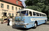 Oldtimerbus "Ikarus 55" Hochzeitspaar vor dem Oldtimerbus Ikarus 55