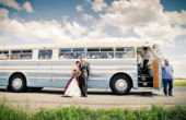 Oldtimerbus "Ikarus 55" Hochzeitspaar vor dem Oldtimerbus Ikarus 55