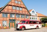 "Daimler Benz" Oldtimerbus "Daimler" vor Fachwerkhaus in Schleswig-Holstein