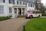 "Daimler Benz" Oldtimerbus Daimler vor dem Schloss